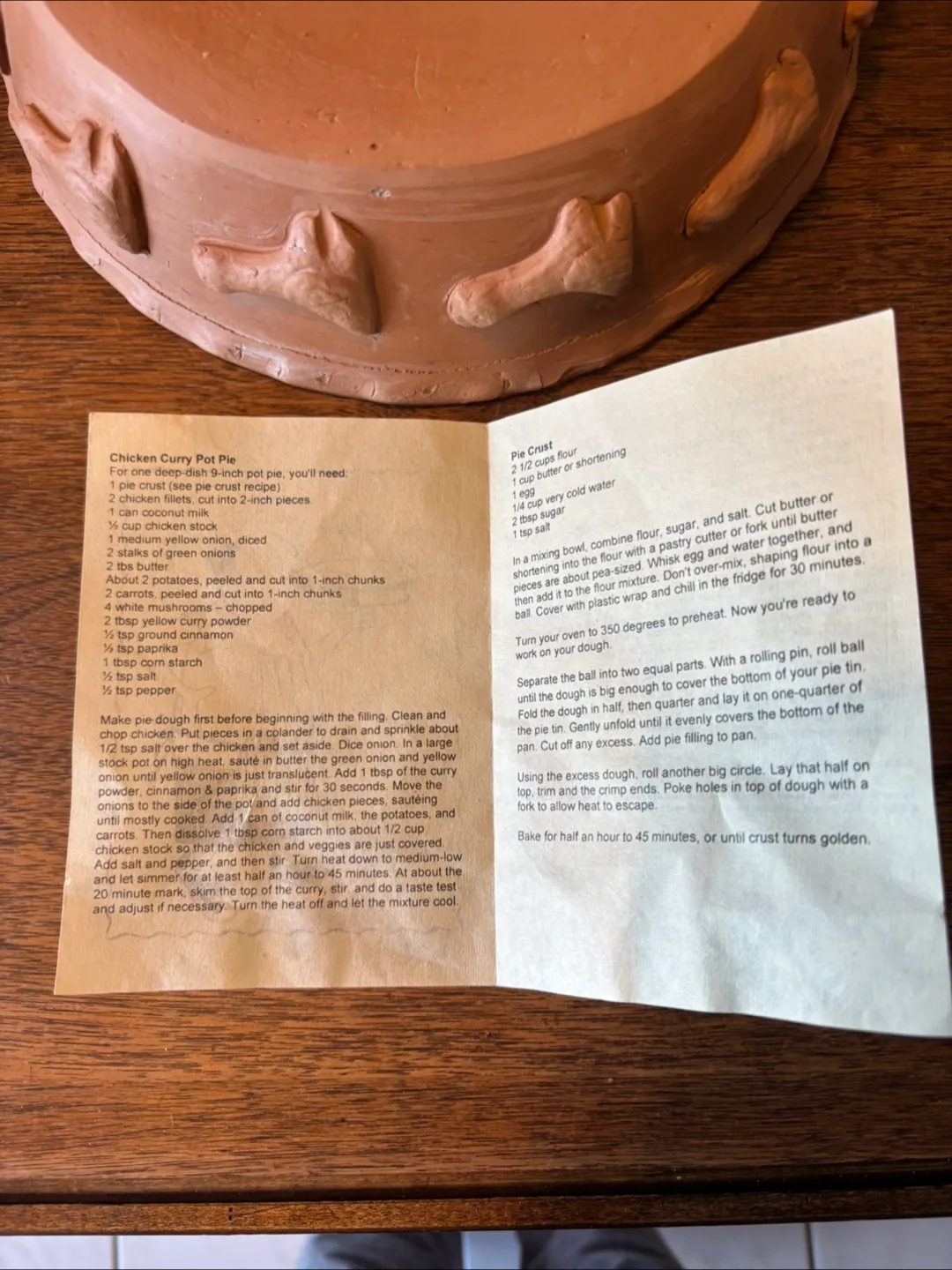 Pie Dish with Fish Design - New image indicator(9)