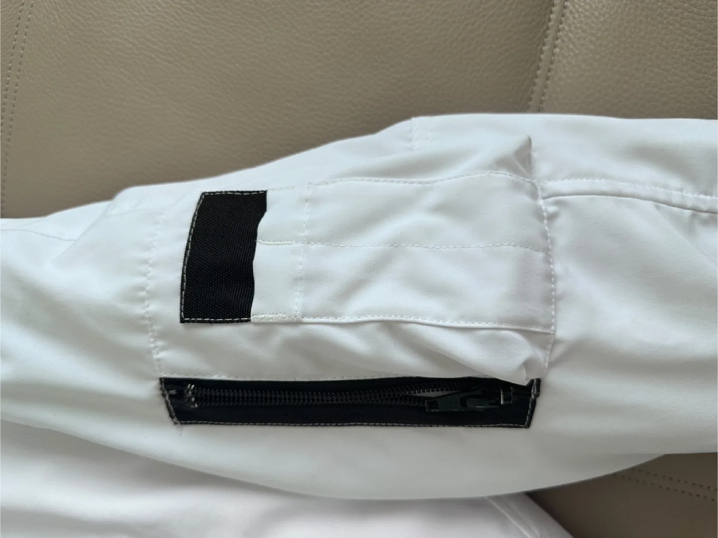 like new Canada Goose White Jacket XS woman image indicator(3)