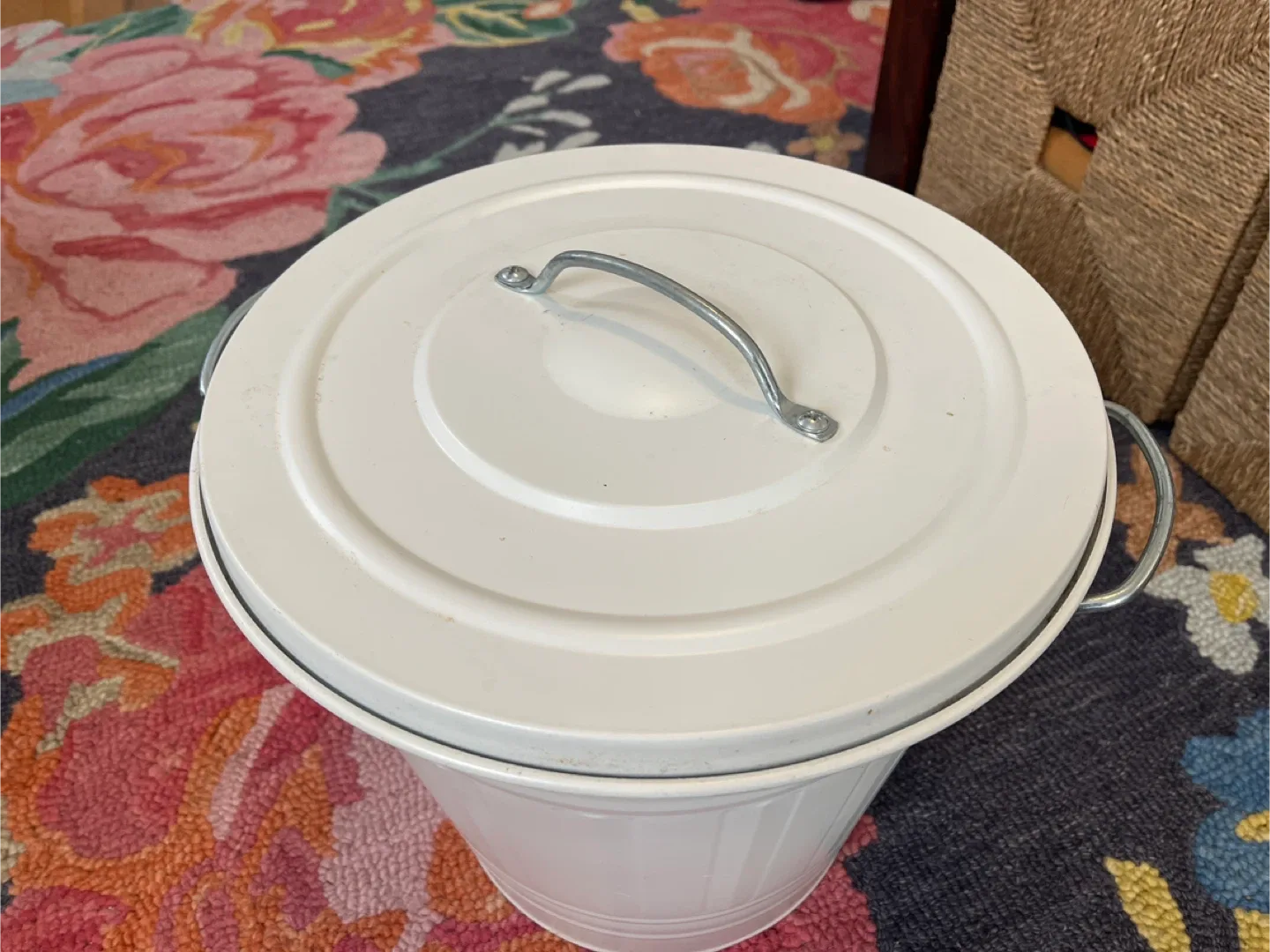 Composting. White Metal Can with Lid image indicator(3)