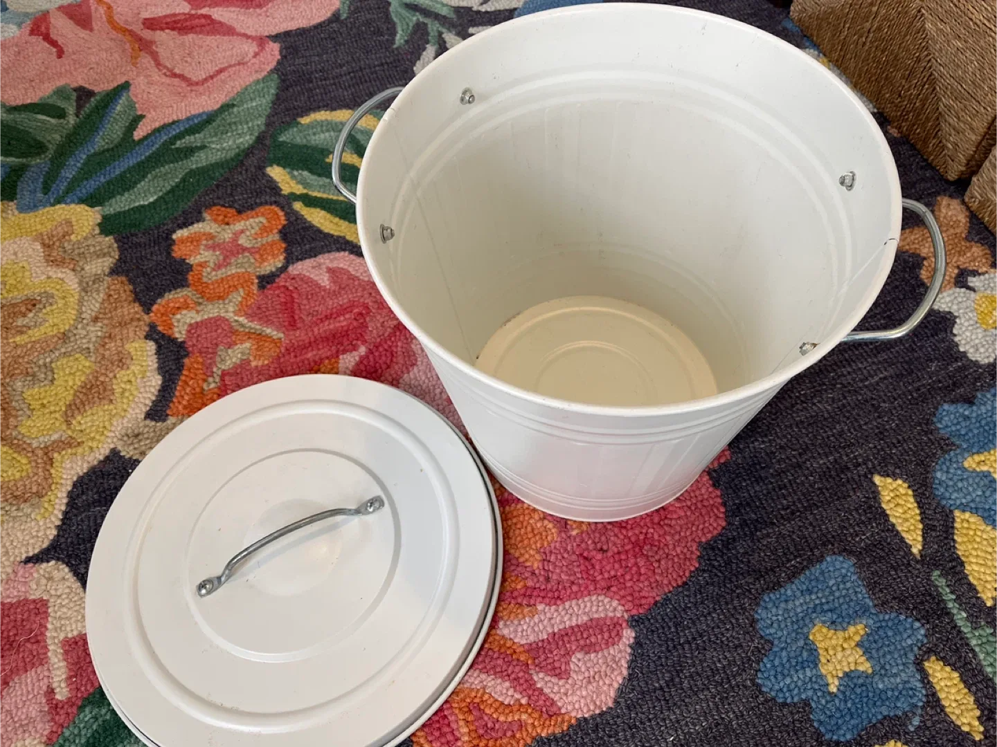 Composting. White Metal Can with Lid image indicator(4)