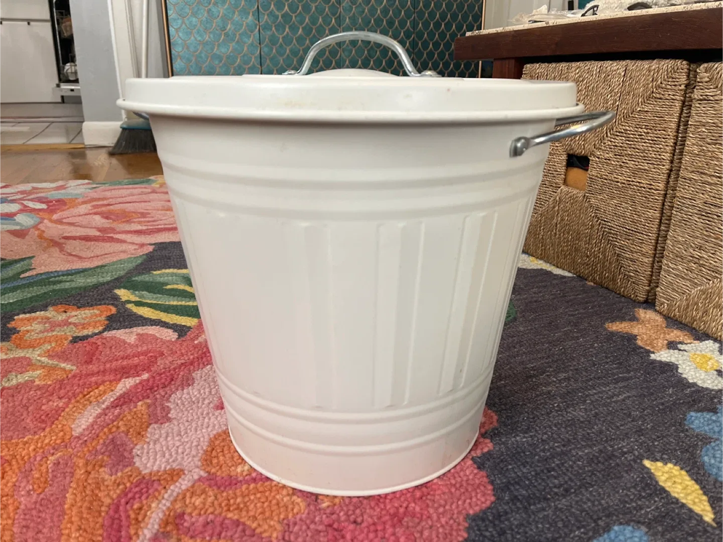 Composting. White Metal Can with Lid image indicator(2)