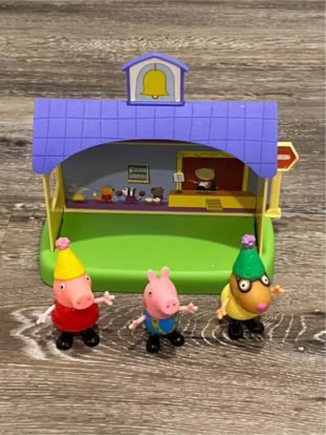 Peppa Pig Schoolhouse Playset with Figures image indicator(2)