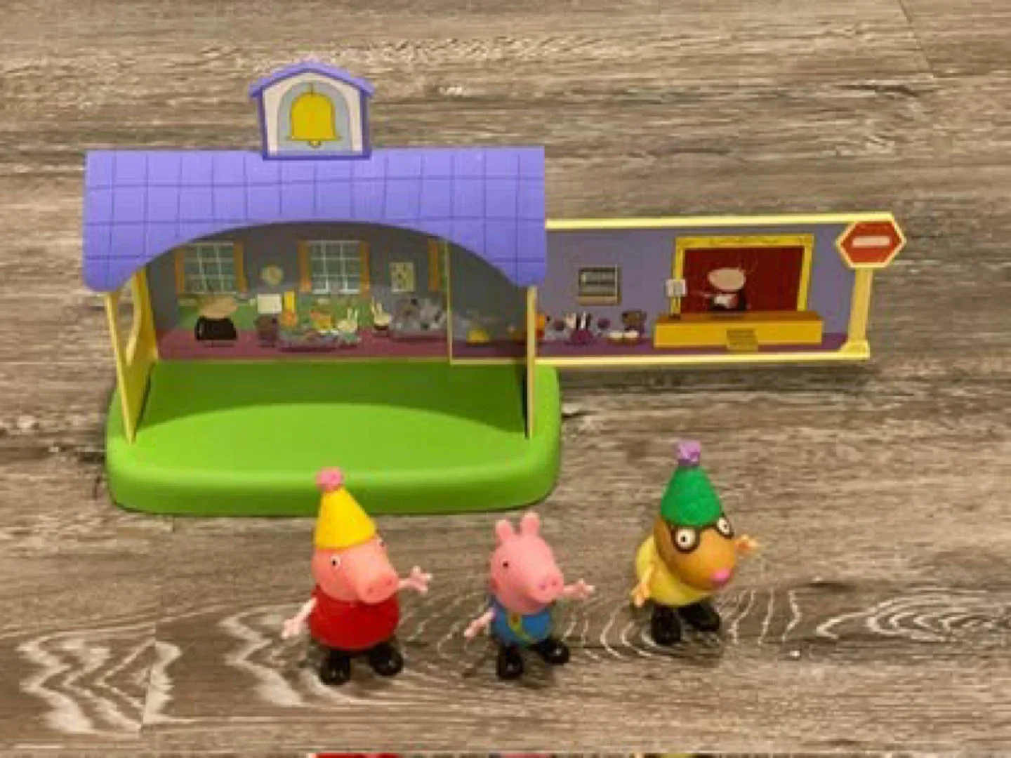 Peppa Pig Schoolhouse Playset with Figures image indicator(3)