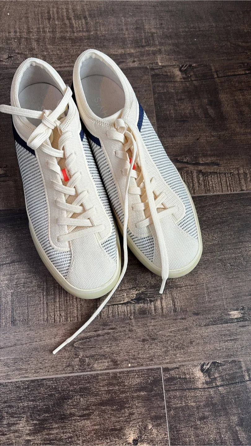 Women’s sneakers size 9 thumbnail