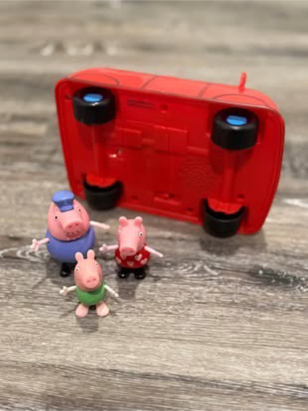 Peppa Pig Red Car Toy with 3 Figures image indicator(2)