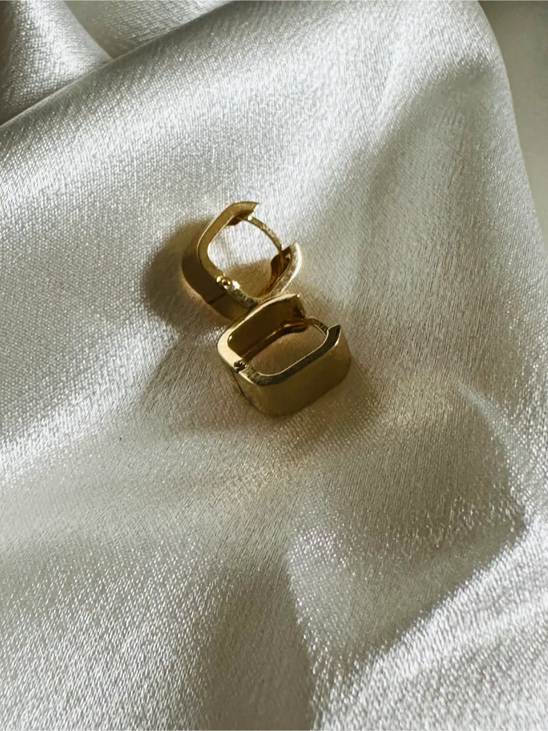 18k Huggie earrings image indicator(2)