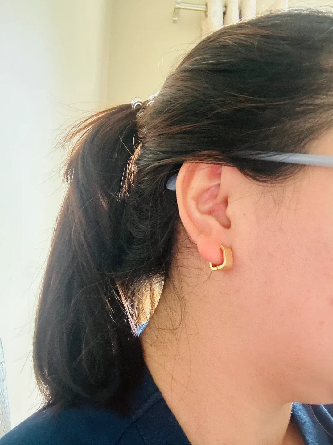 18k Huggie earrings image indicator(5)