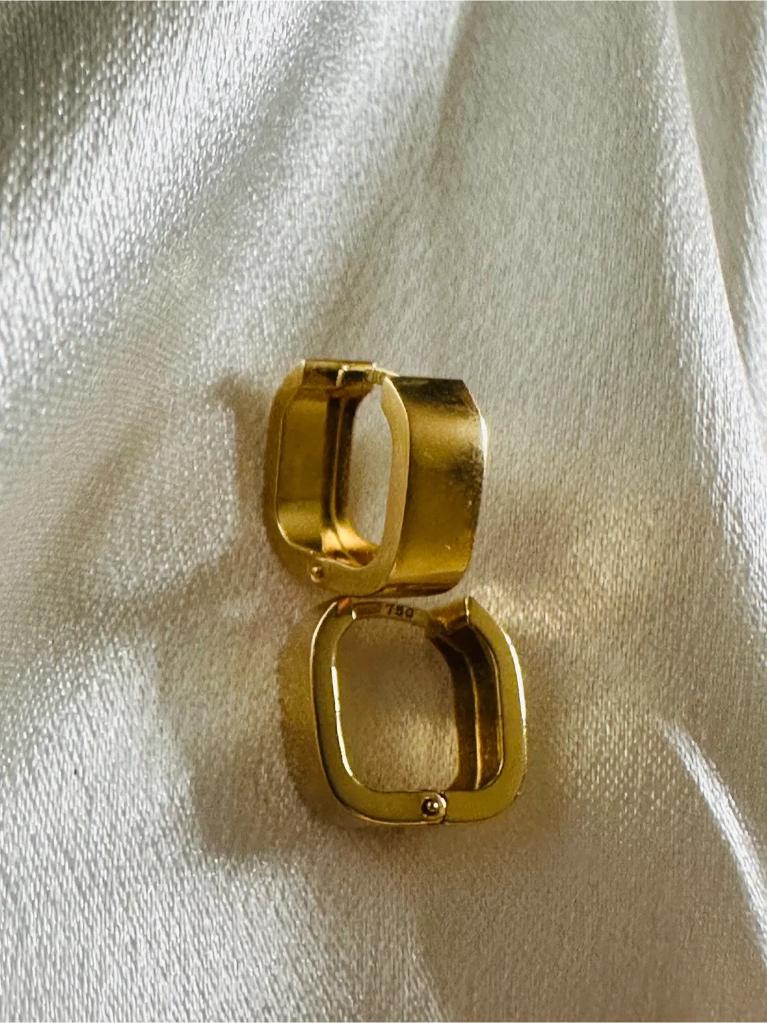 18k Huggie earrings image indicator(4)