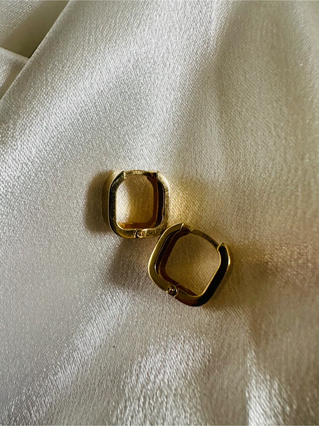 18k Huggie earrings image indicator(3)