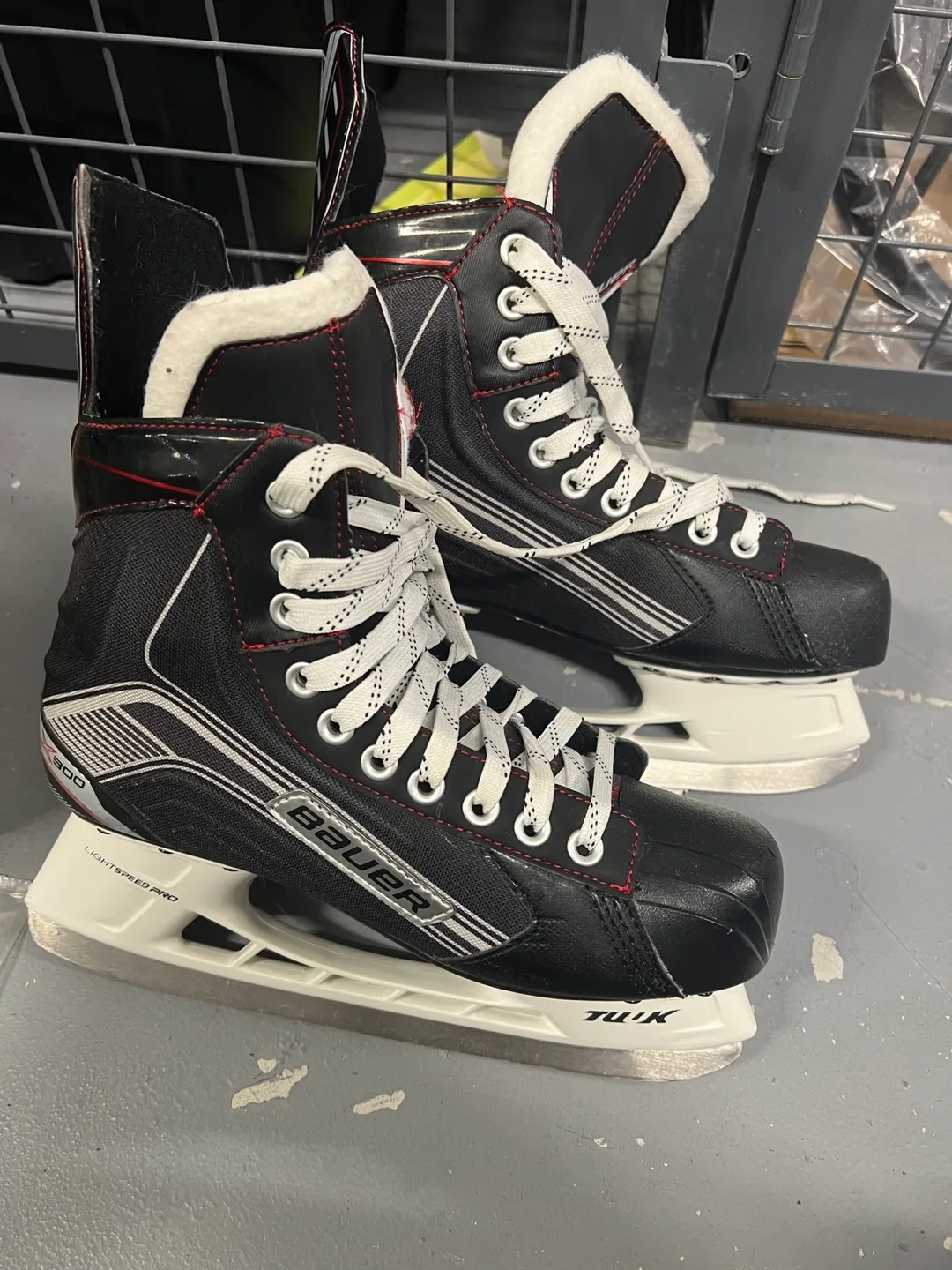 Bauer X300 Ice Hockey Skates - US 8.5 thumbnail