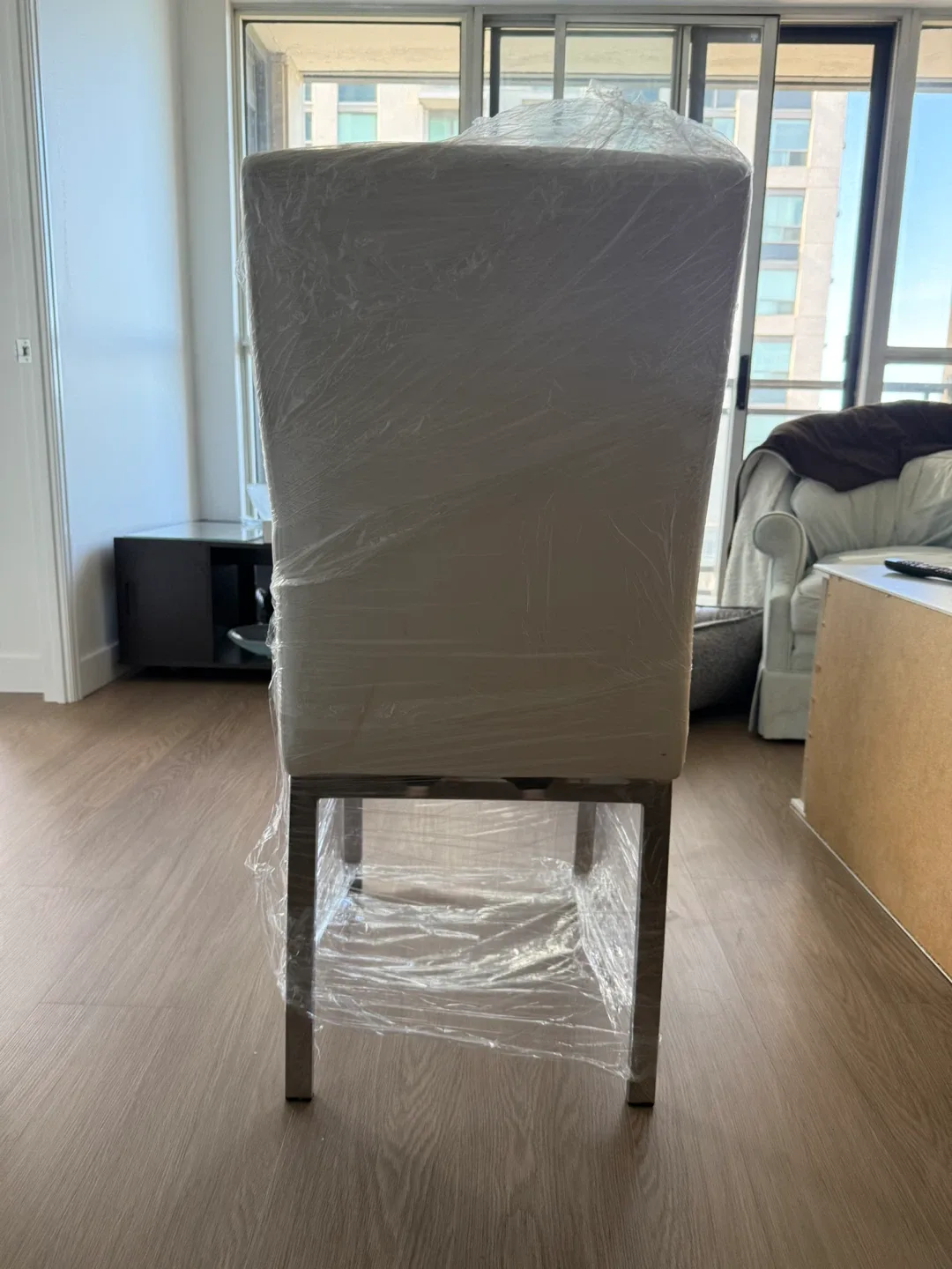 Modern Glass Dining Table image indicator(5)