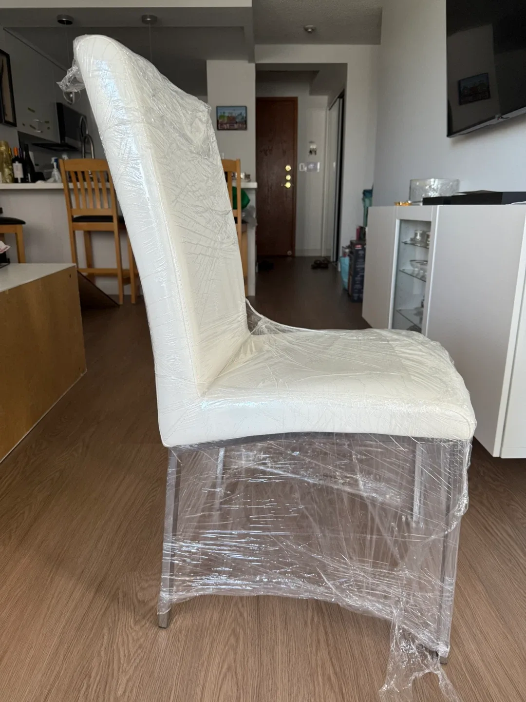 Modern Glass Dining Table image indicator(3)