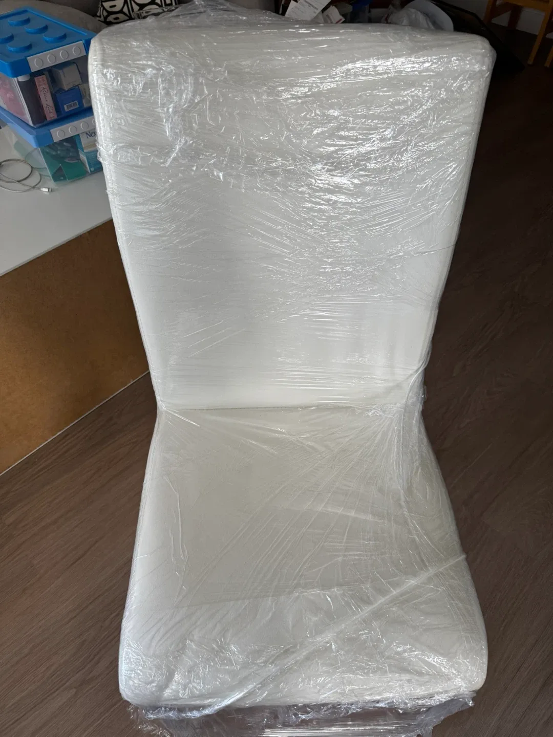 Modern Glass Dining Table image indicator(4)