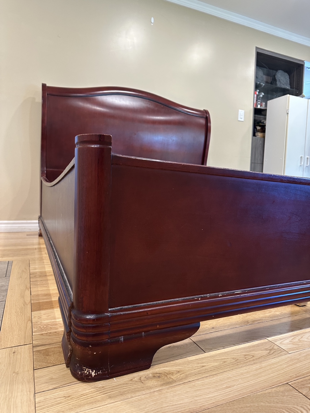 Beautiful Cherry Colour Queen Size Sleigh Bed (CAN DELIVER) - photo 4