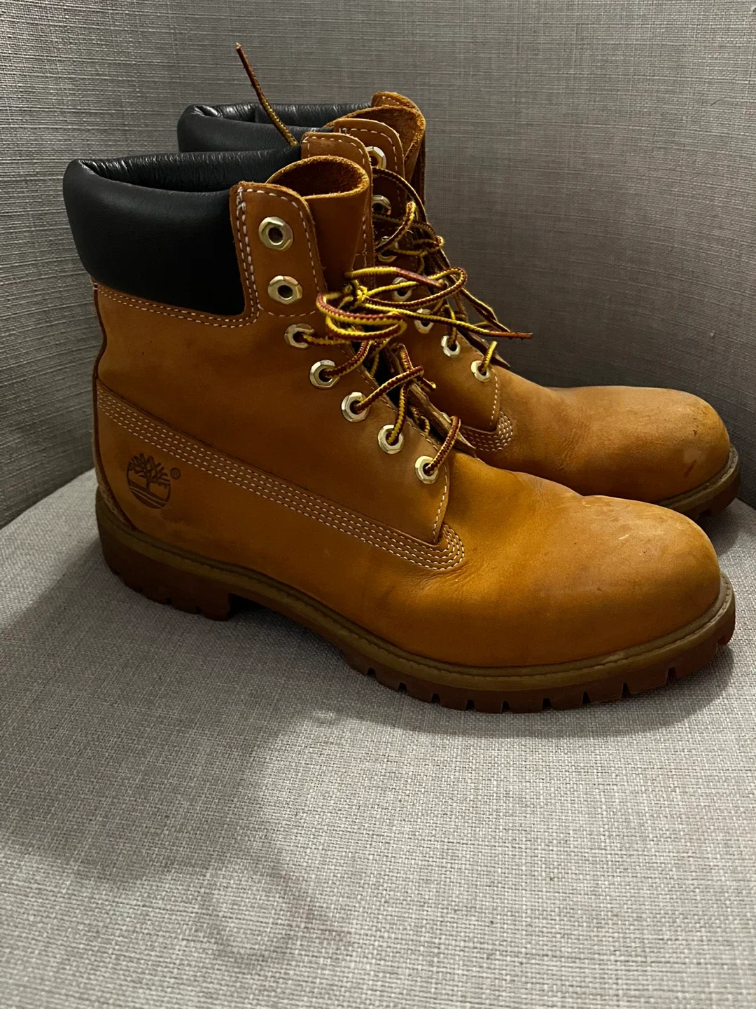 Men’s Timberland Classic Yellow Boots (size 9) thumbnail