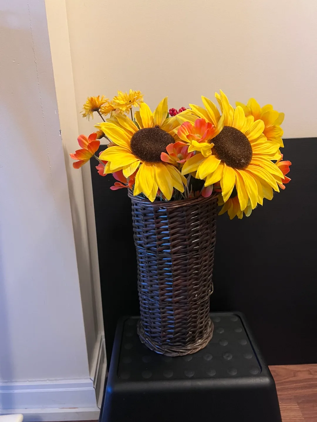 home decor - basket with sunflowers thumbnail