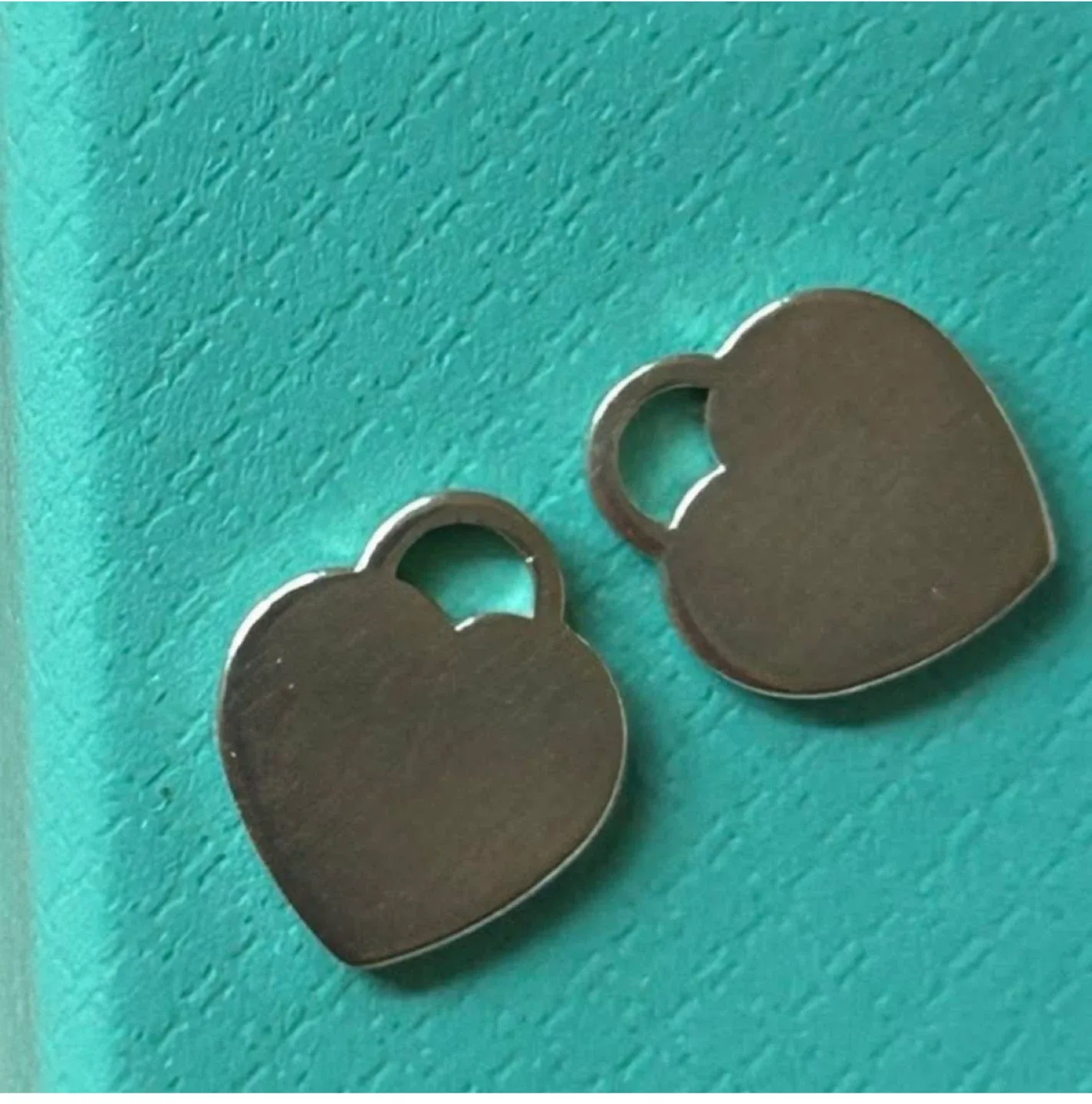 💯 AUTHENTIC TIFFANY & CO. (2) MINI HEART TAGS image indicator(4)
