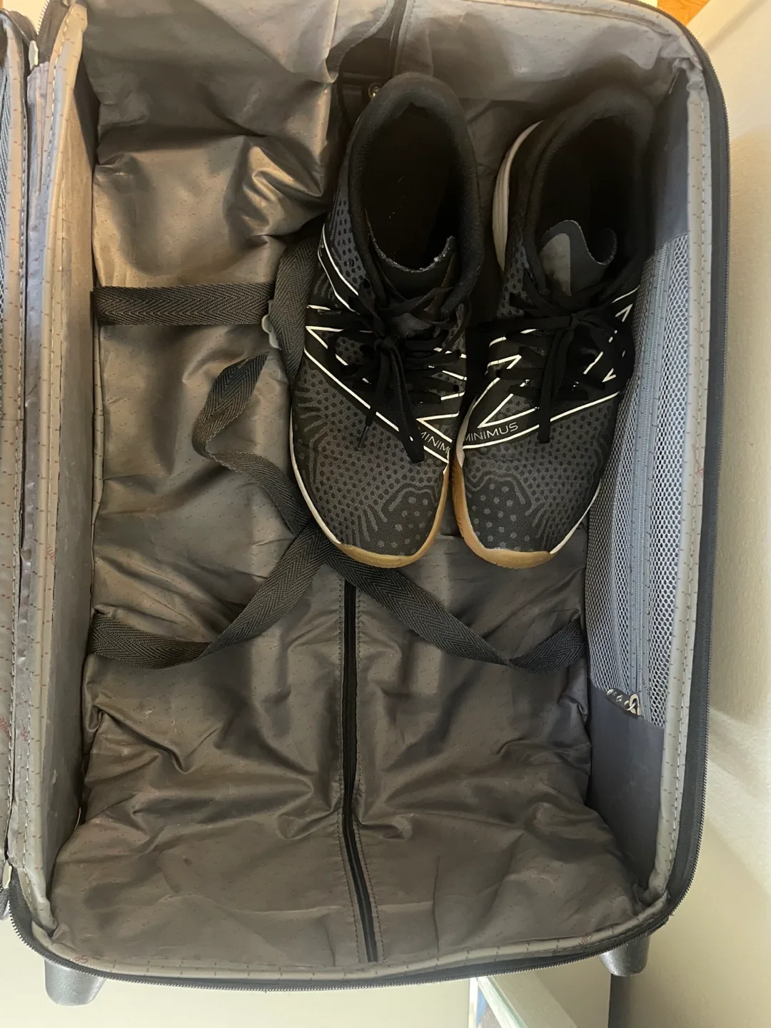 Samsonite small carry on Black Suitcase image indicator(8)