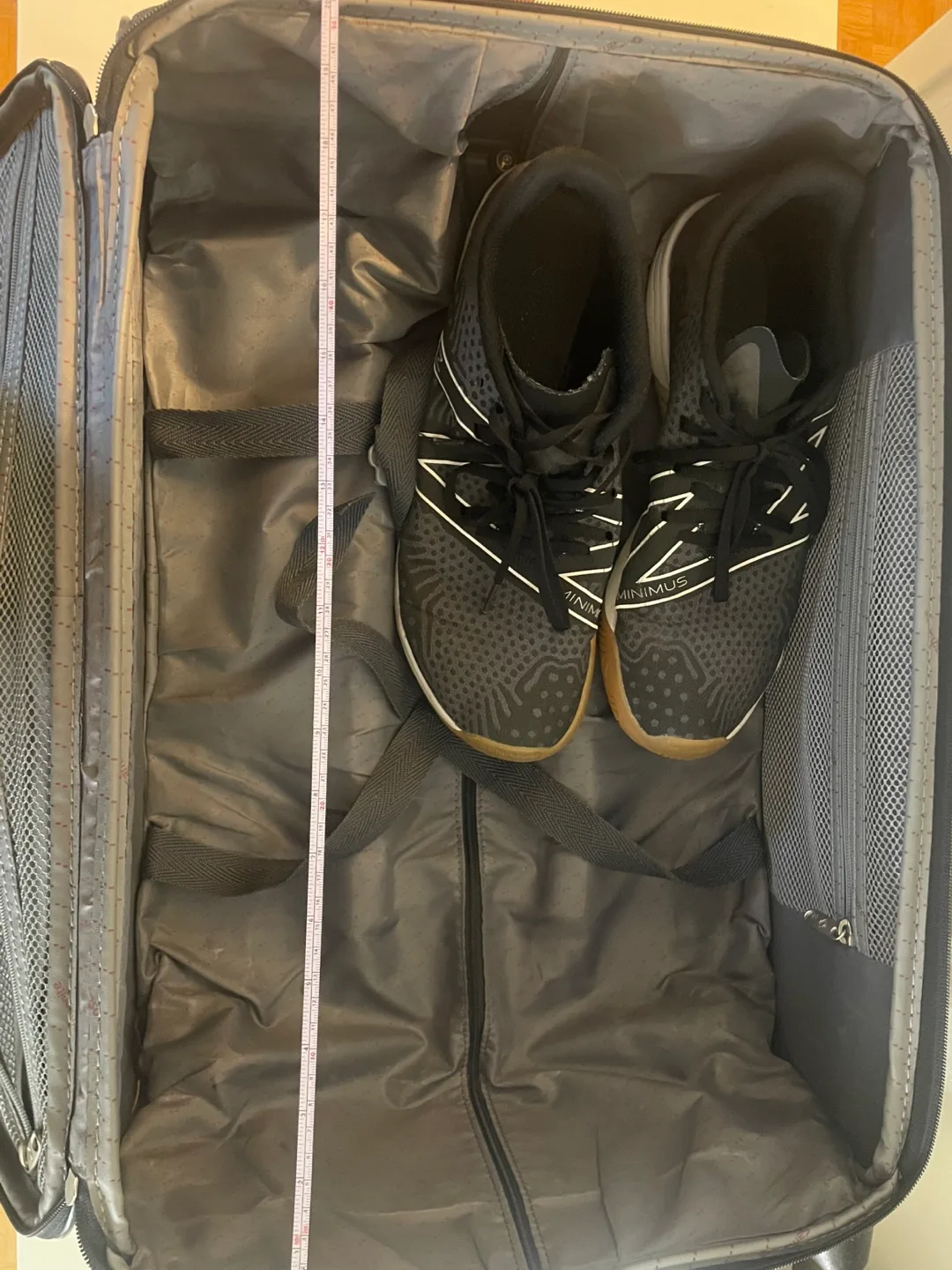 Samsonite small carry on Black Suitcase image indicator(7)