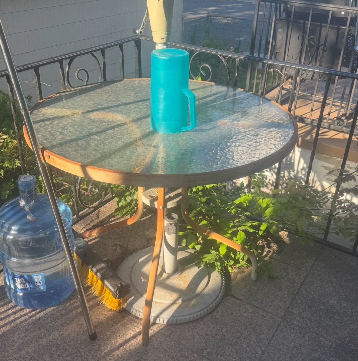 Glass table with umbrella - photo 2