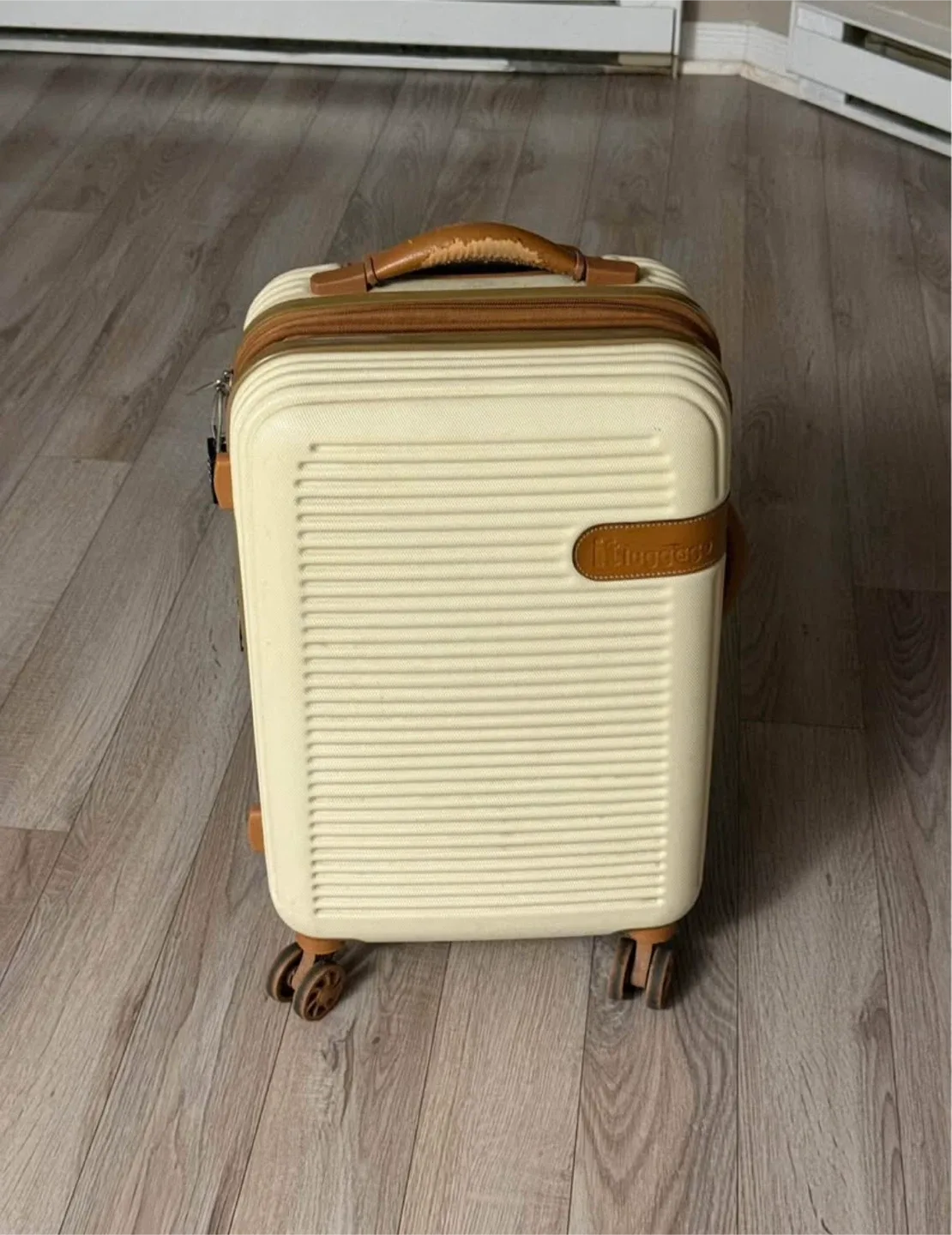 Luggage Carry-on Suitcase thumbnail