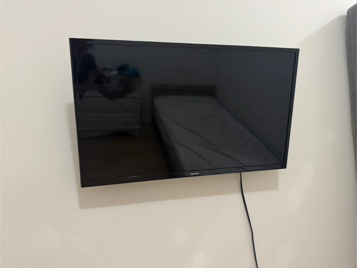 Samsung TV w Wall Mount -32 inch
