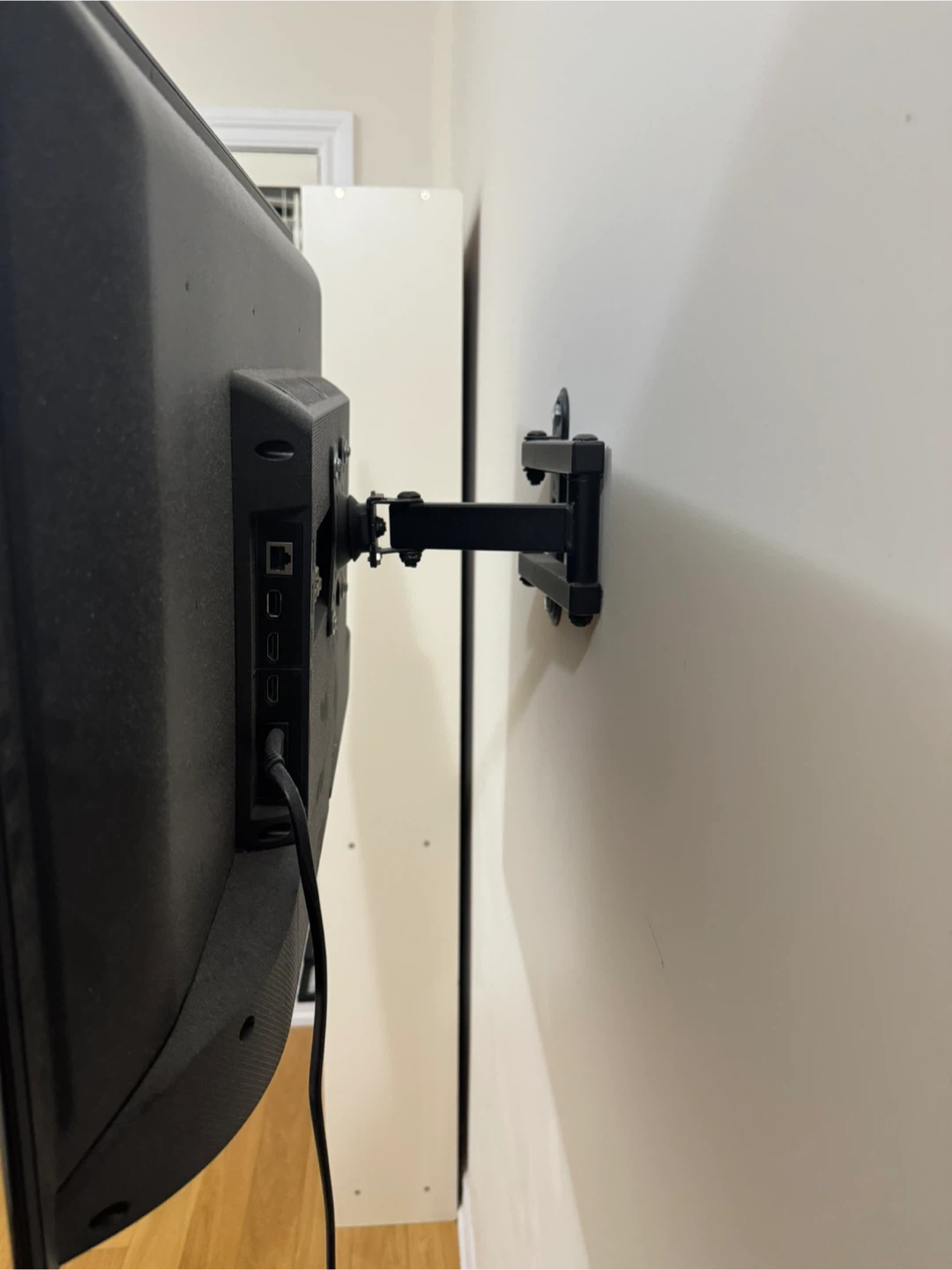 Samsung TV w Wall Mount -32 inch - photo 4