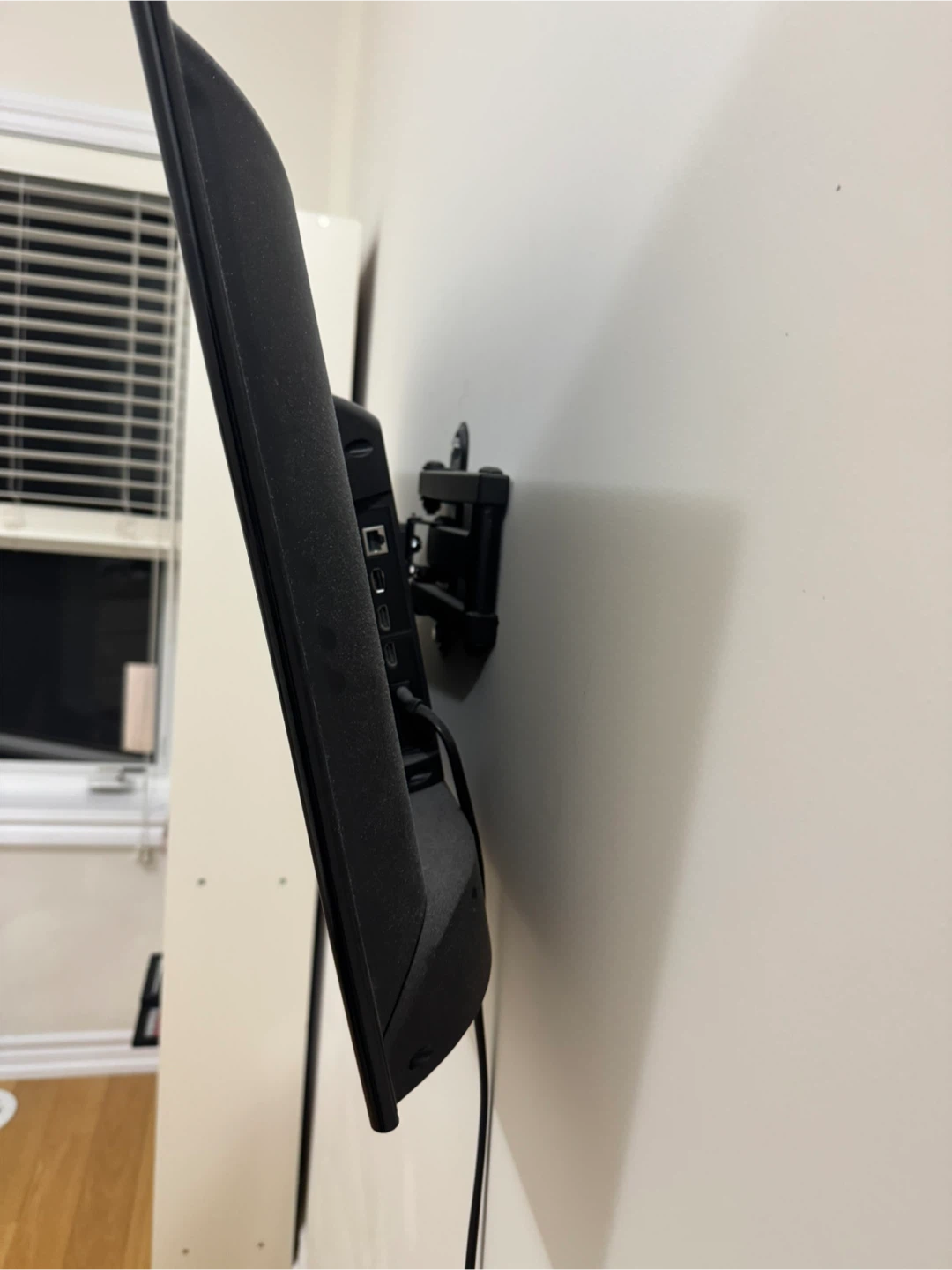 Samsung TV w Wall Mount -32 inch - photo 3