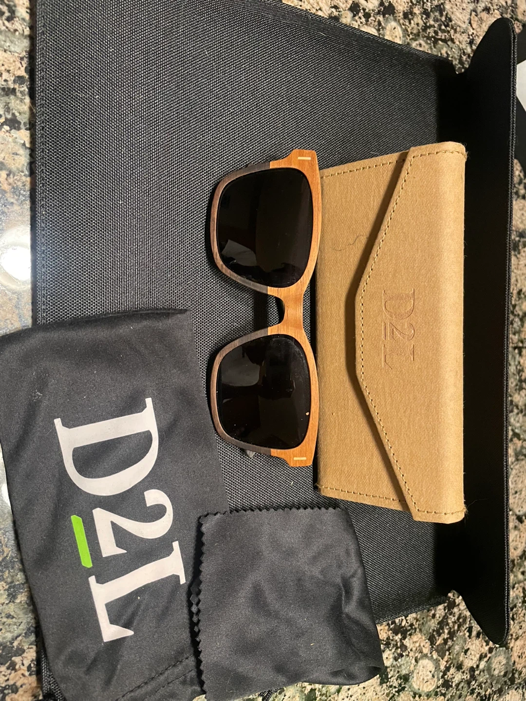 D2L Sunglasses with Case