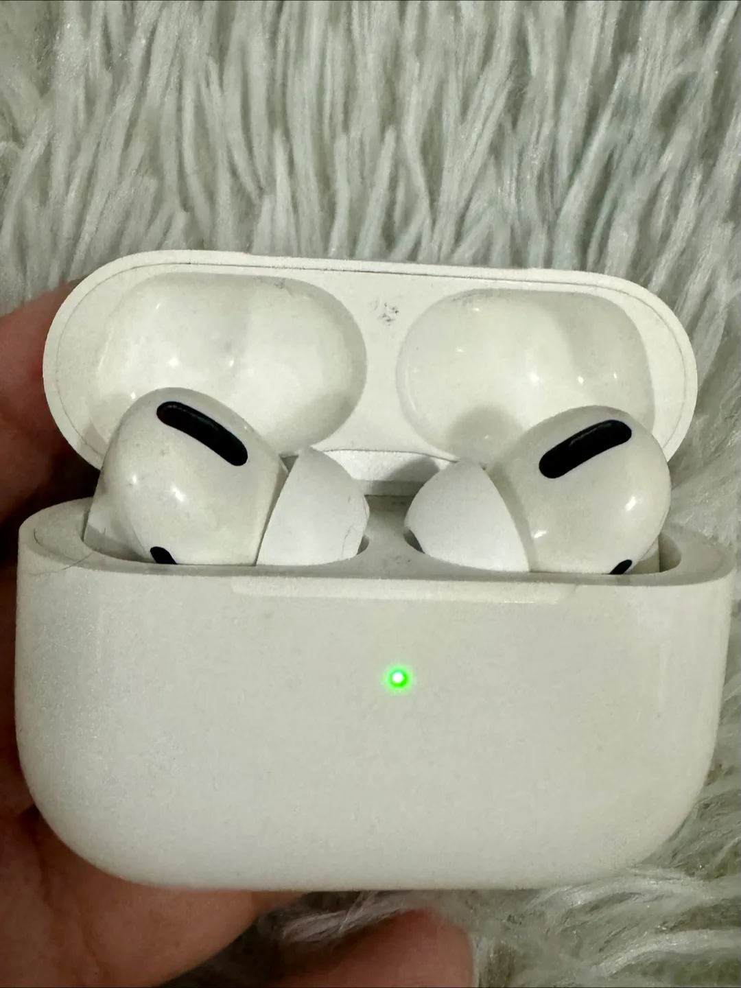 Apple AirPods Pro thumbnail