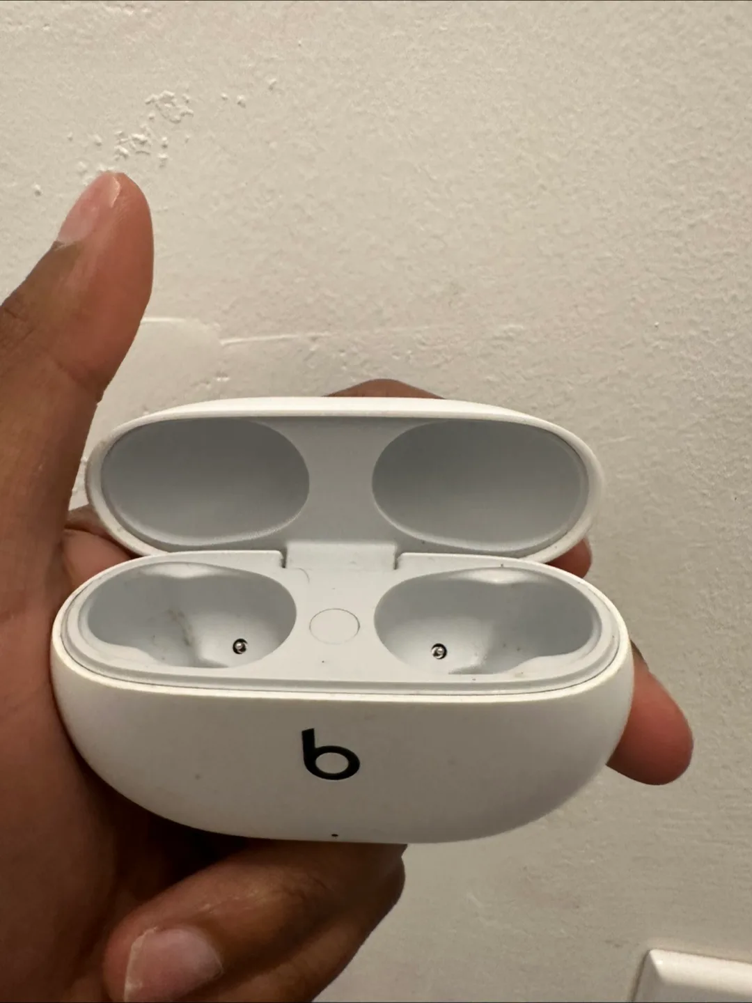 Beats Studio Buds Case - White image indicator(2)