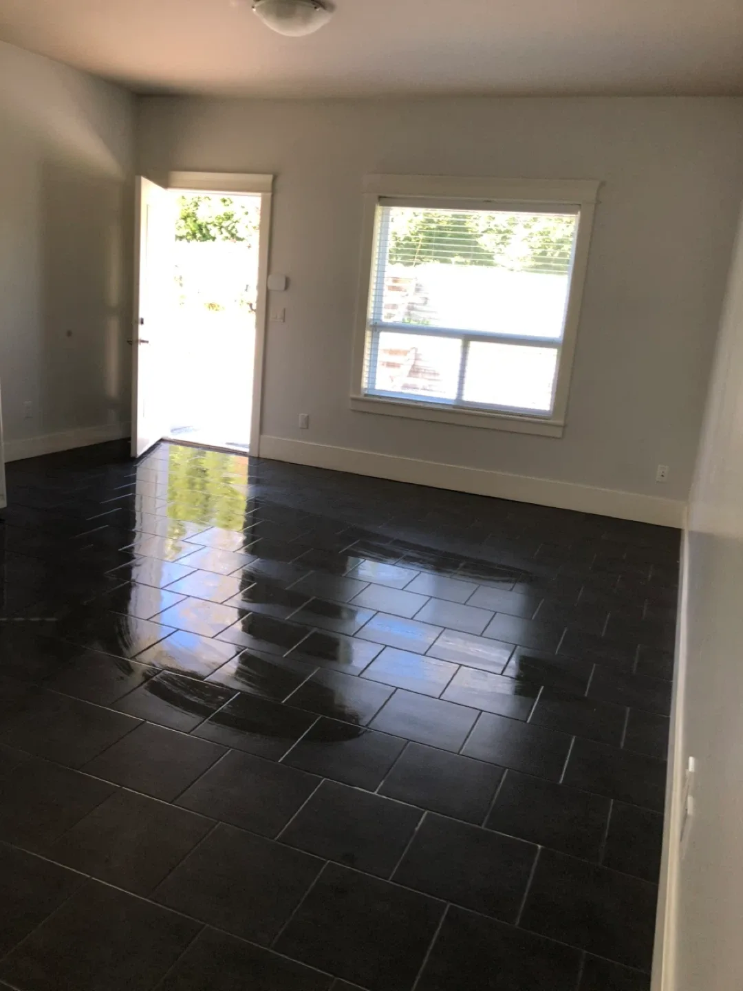 Main floor for rent image indicator(3)