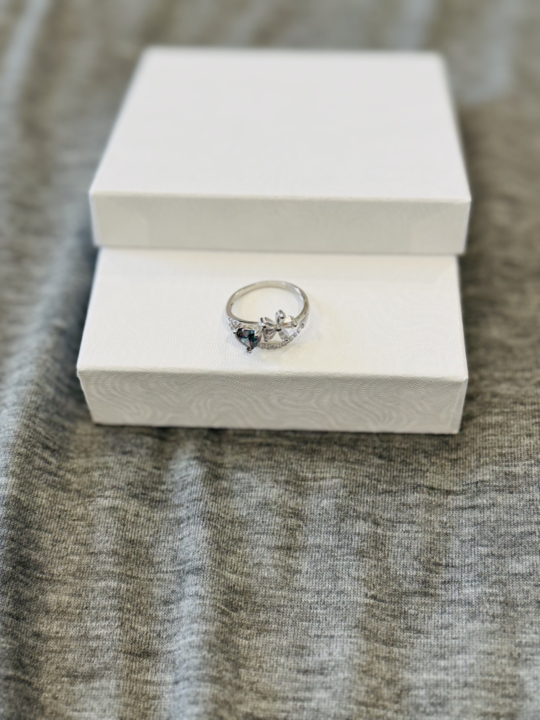 925 silver ring with heart shaped mystic topez and flower stones