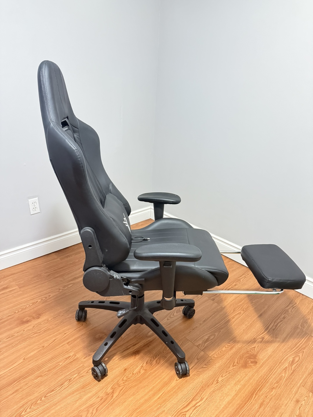 Black Gaming/office Chair with Footrest and massager - photo 2
