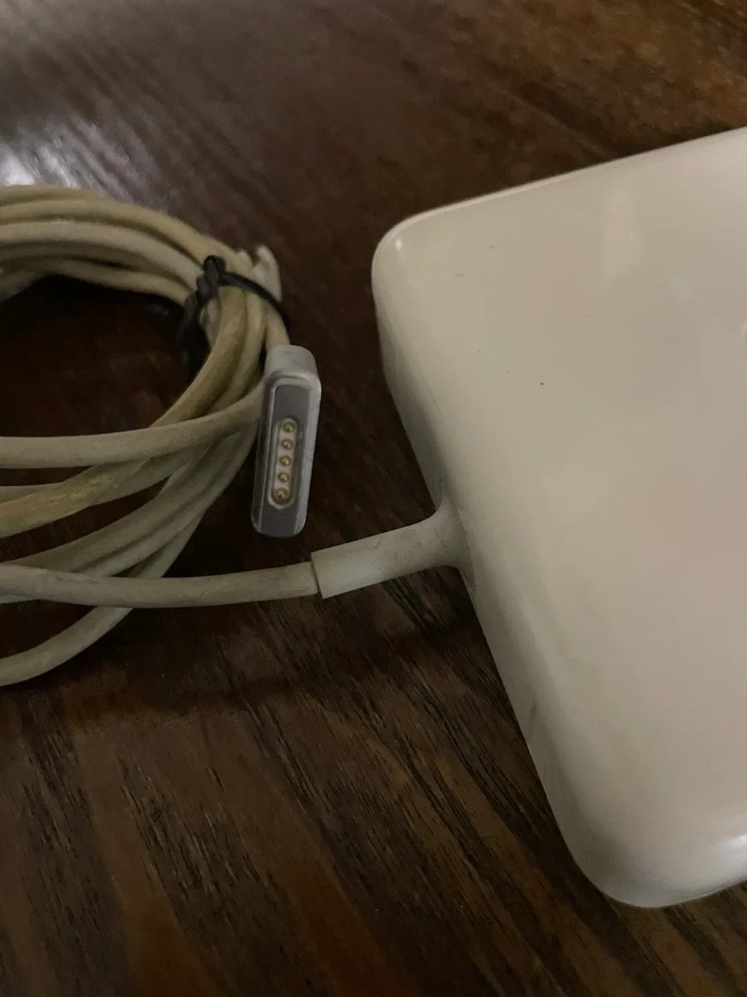 Apple MagSafe Power Adapter image indicator(2)