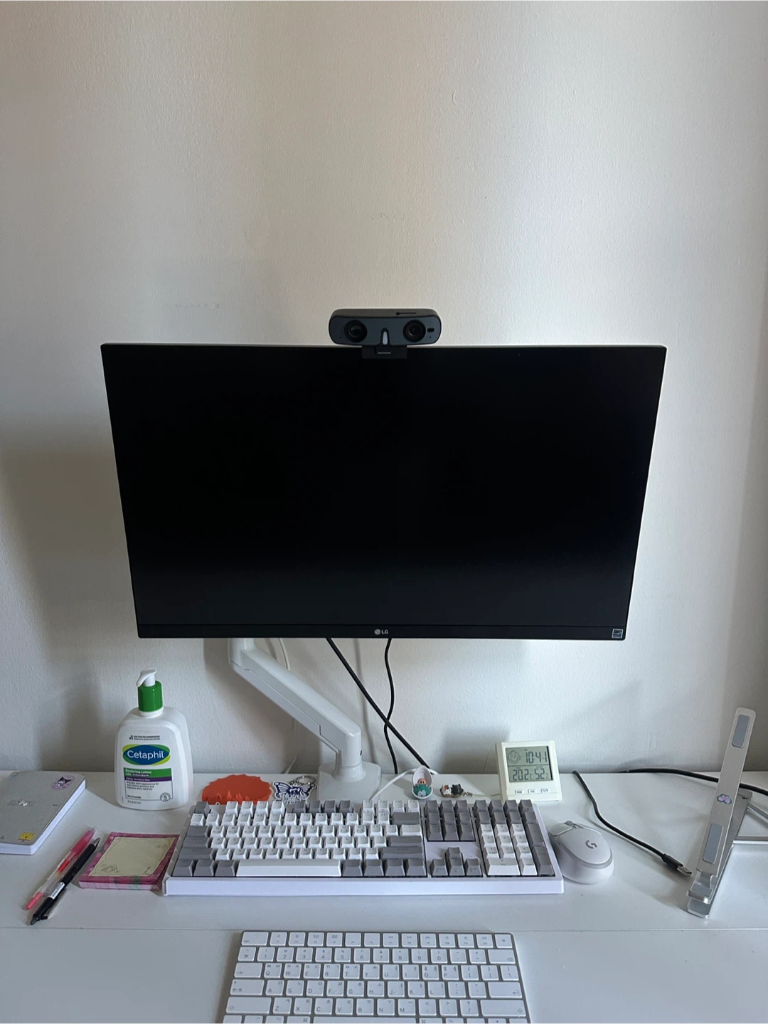 LG Monitor with Monitor arm (LG 27UL650-W 27-Inch 4K)