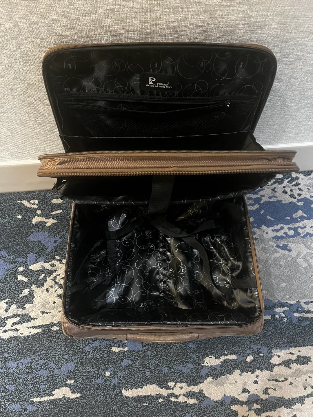 Ricardo Beverly Hills Rolling Suitcase image indicator(4)