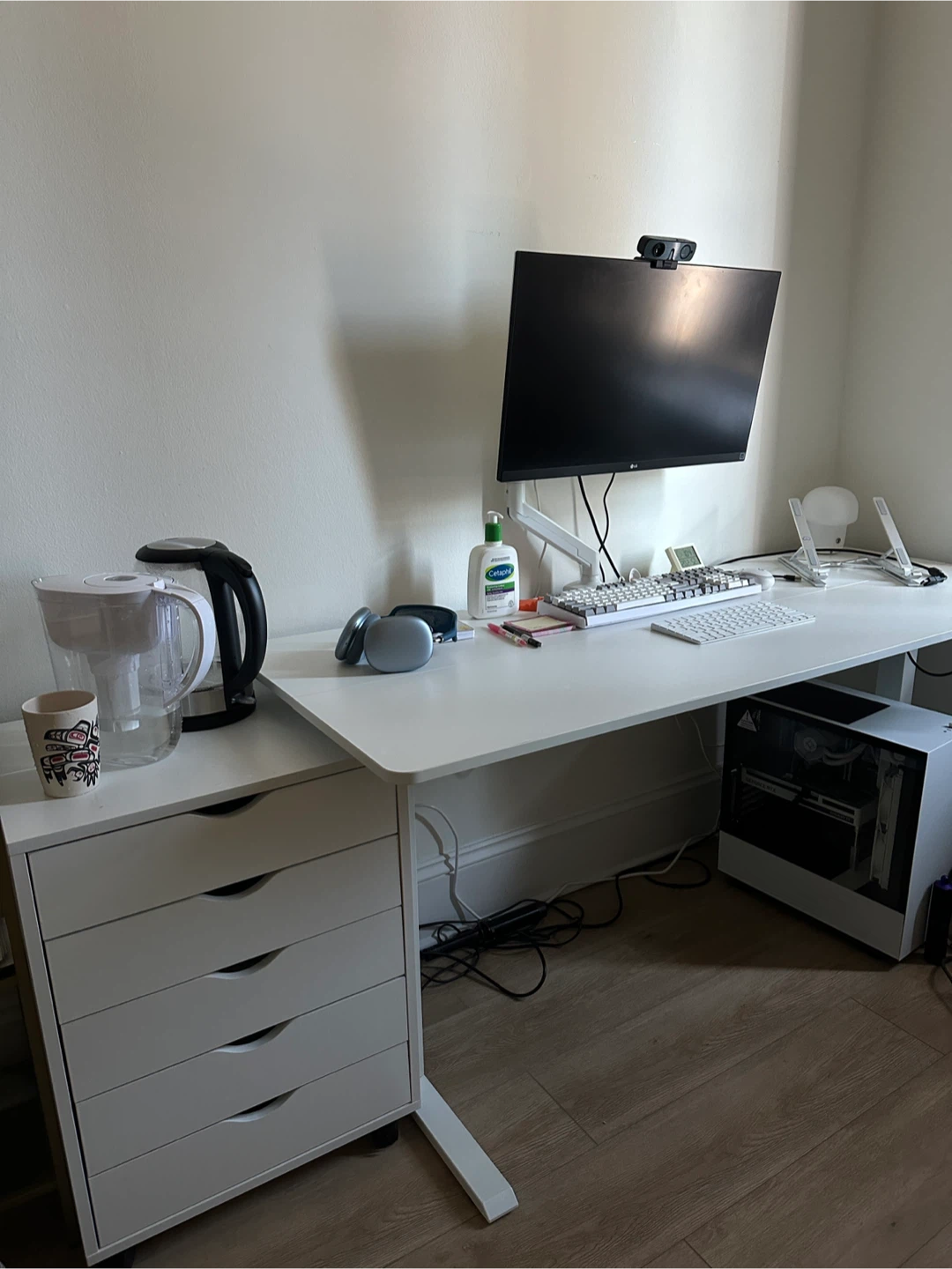 Office desk. Height adjustable