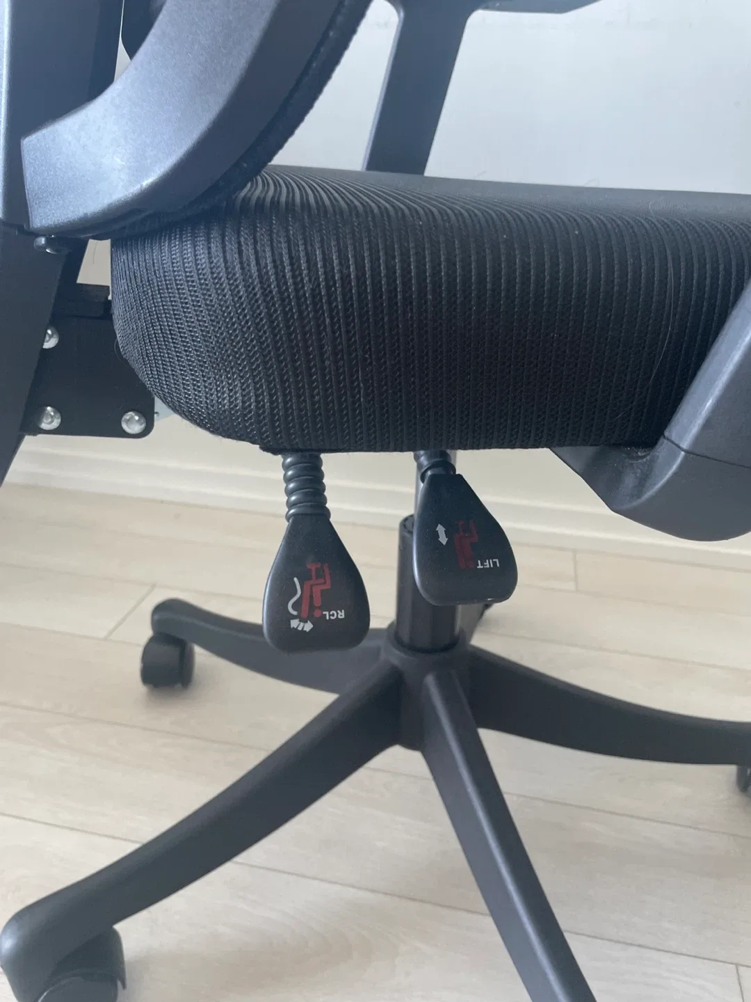 Black Ergonomic Office Chair image indicator(4)