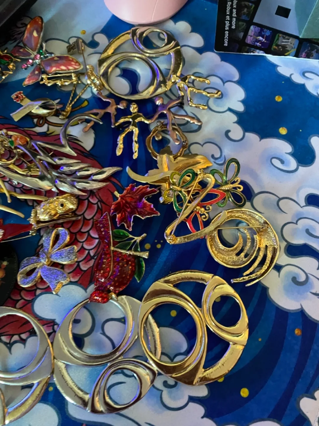 Vintage Brooches - Assorted Styles 34 pieces image indicator(2)