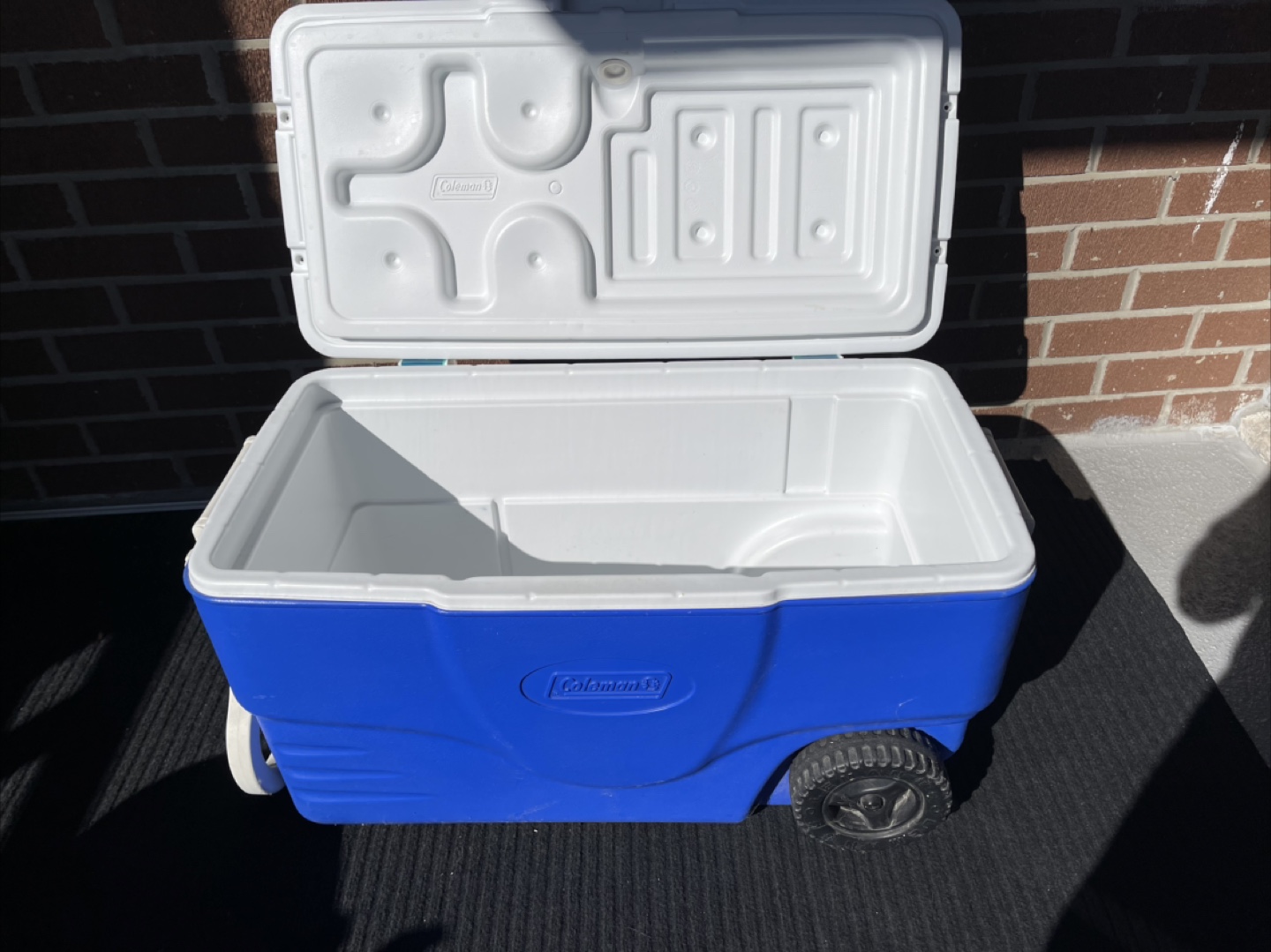 Coleman Rolling Cooler - Blue & White