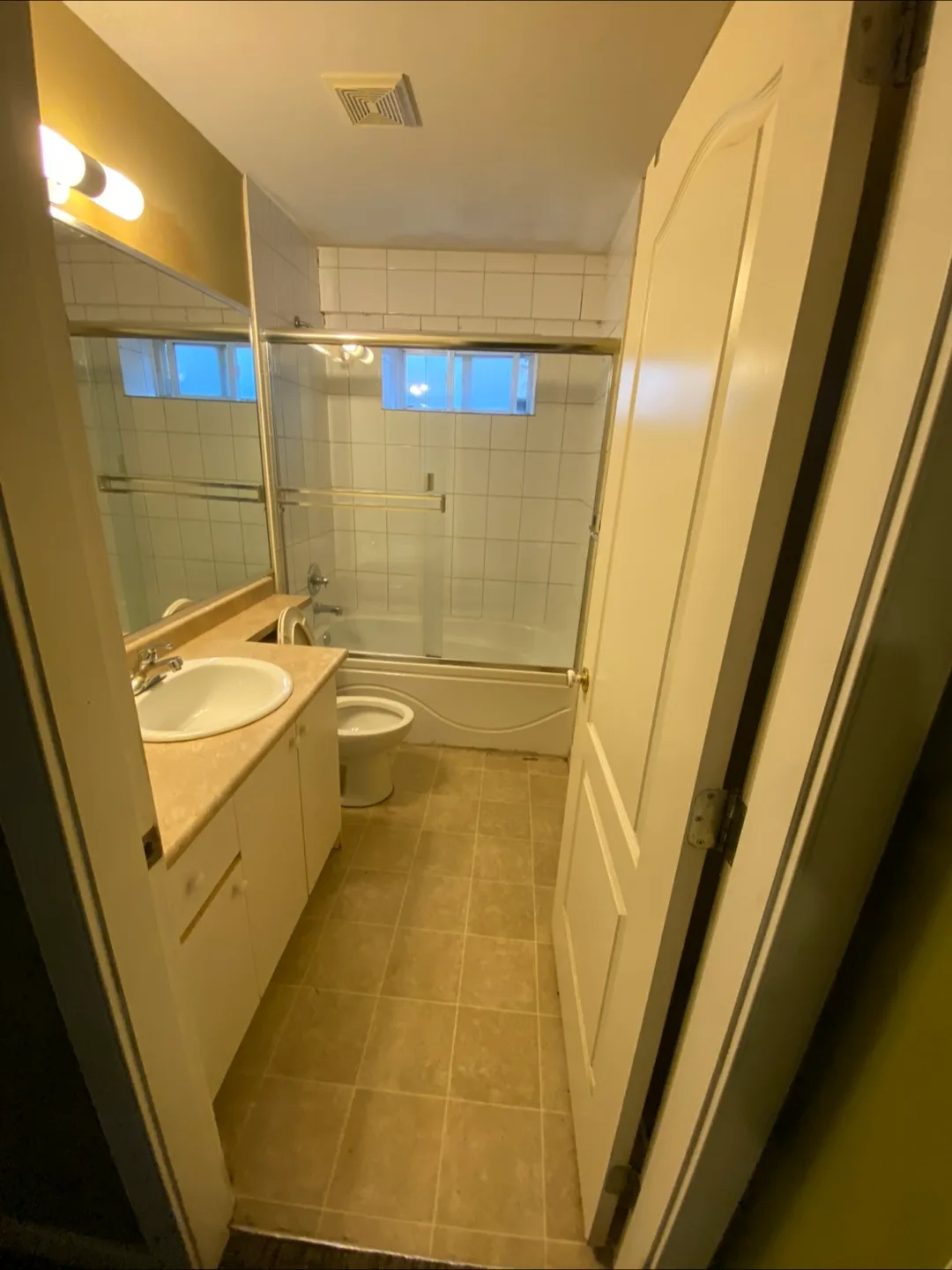 Three bedroom basement suite for rent image indicator(2)