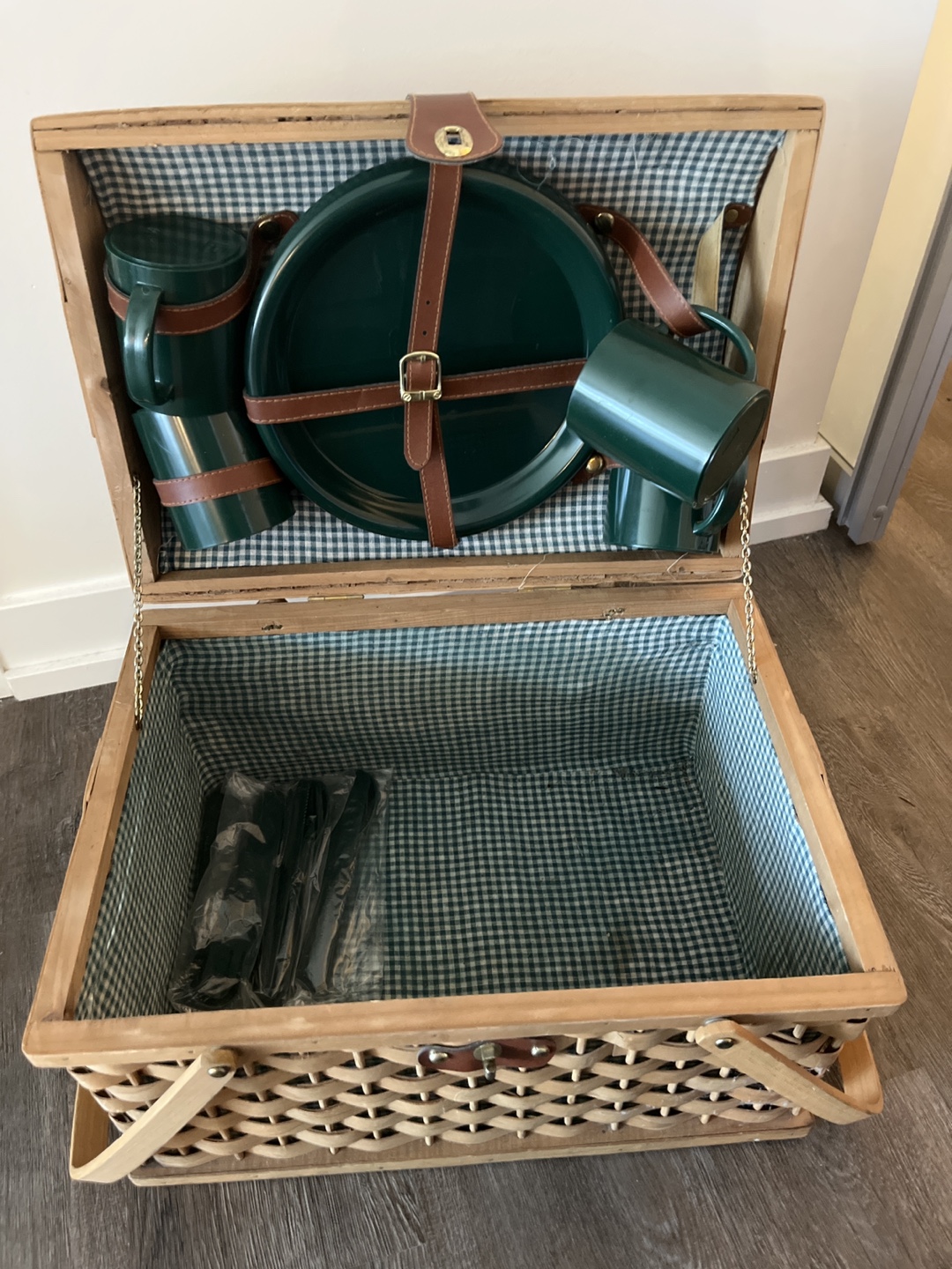 big vintage picnic basket - photo 2