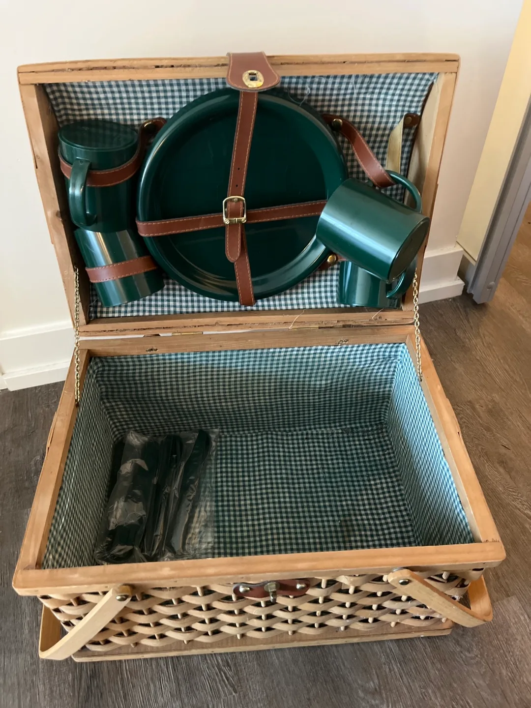 big vintage picnic basket image indicator(2)