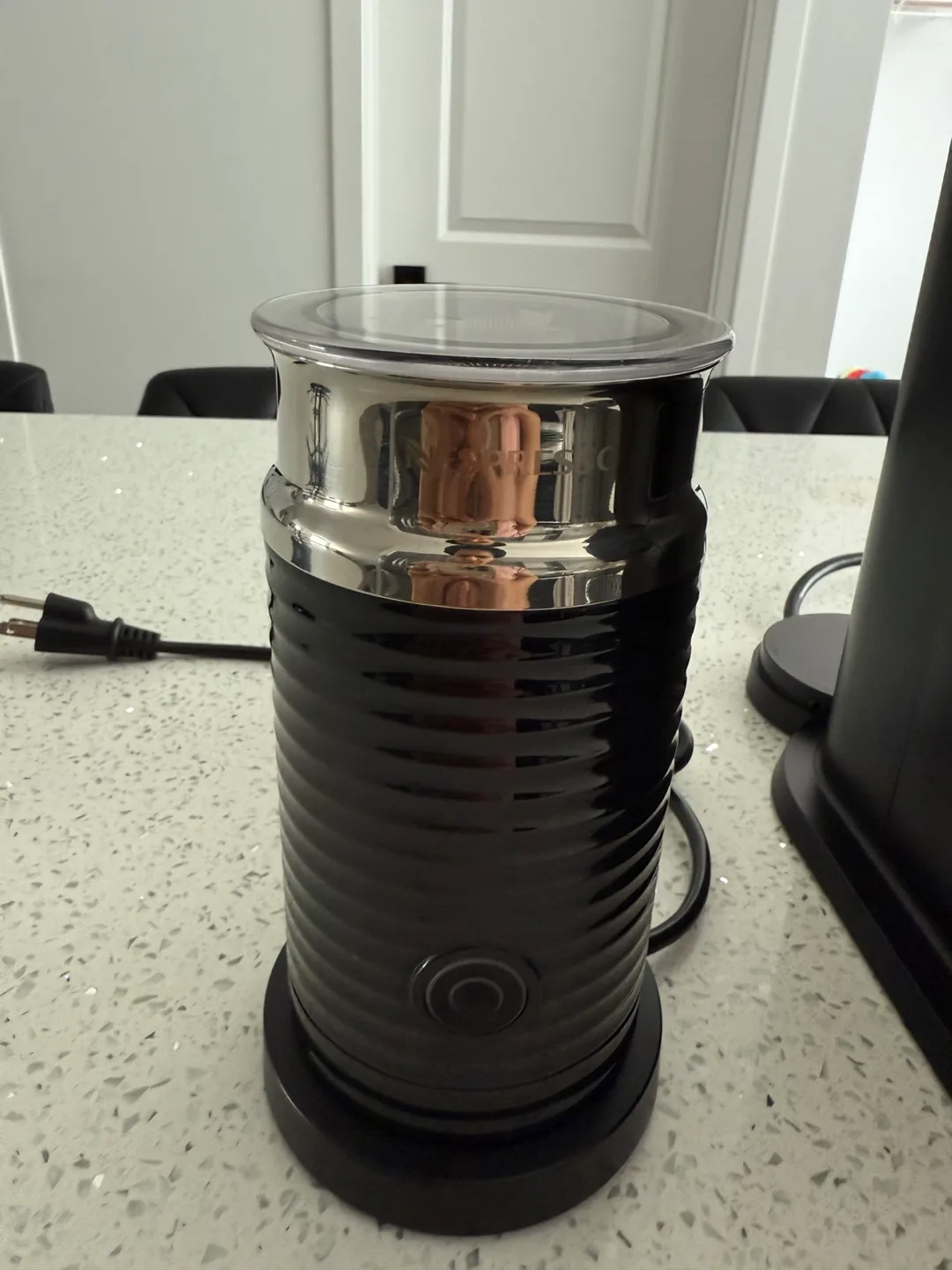 Nespresso Vertuo Next Coffee Maker & Aeroccino Milk Frother image indicator(5)