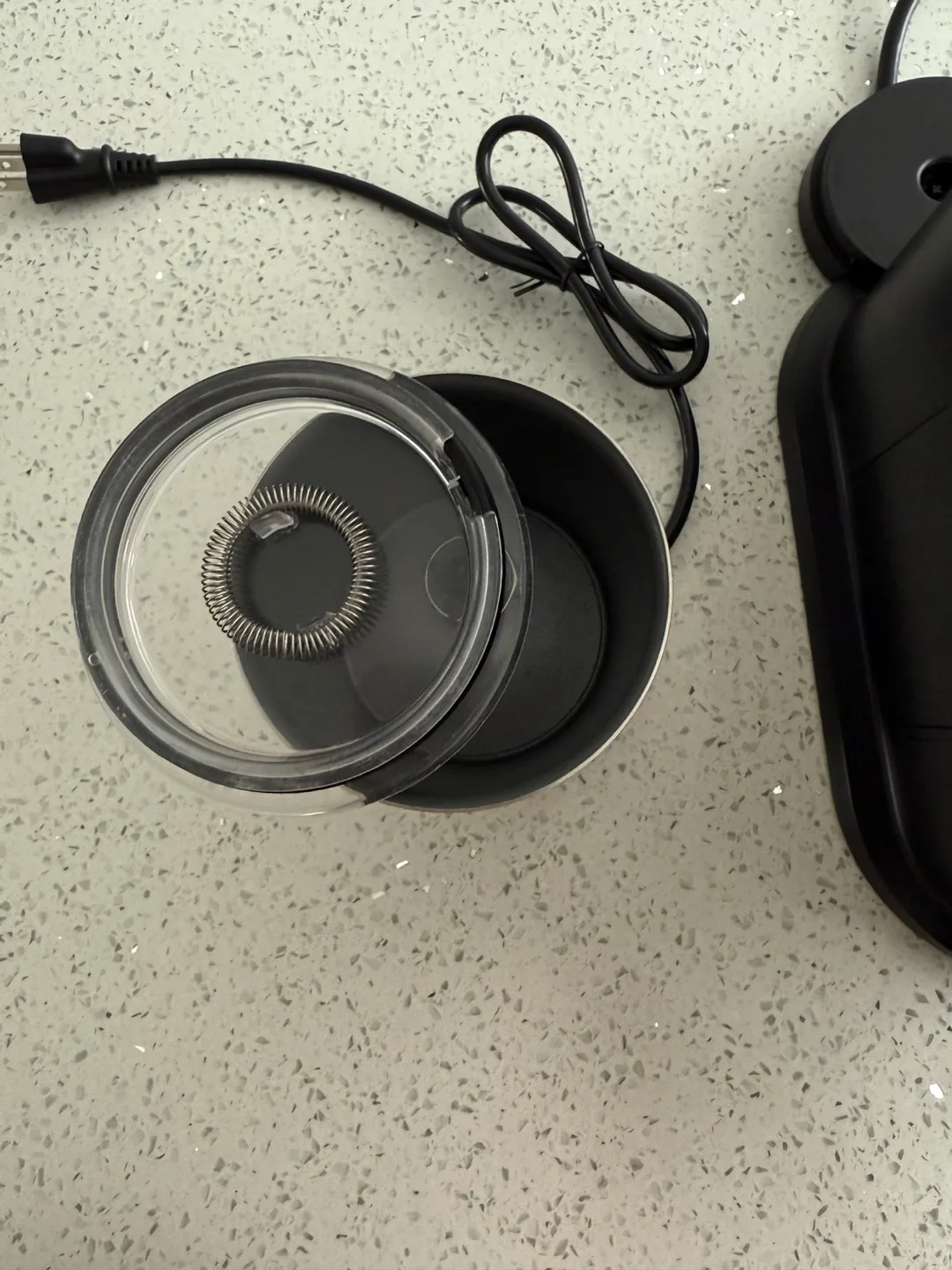 Nespresso Vertuo Next Coffee Maker & Aeroccino Milk Frother image indicator(4)