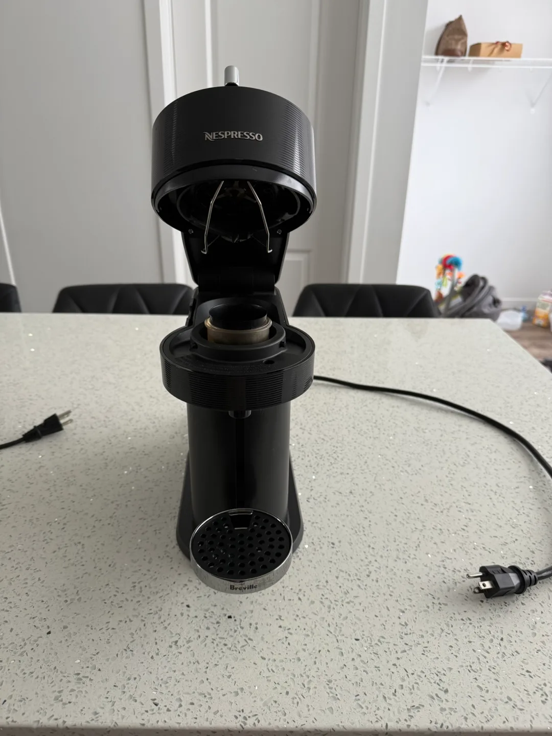 Nespresso Vertuo Next Coffee Maker & Aeroccino Milk Frother image indicator(2)