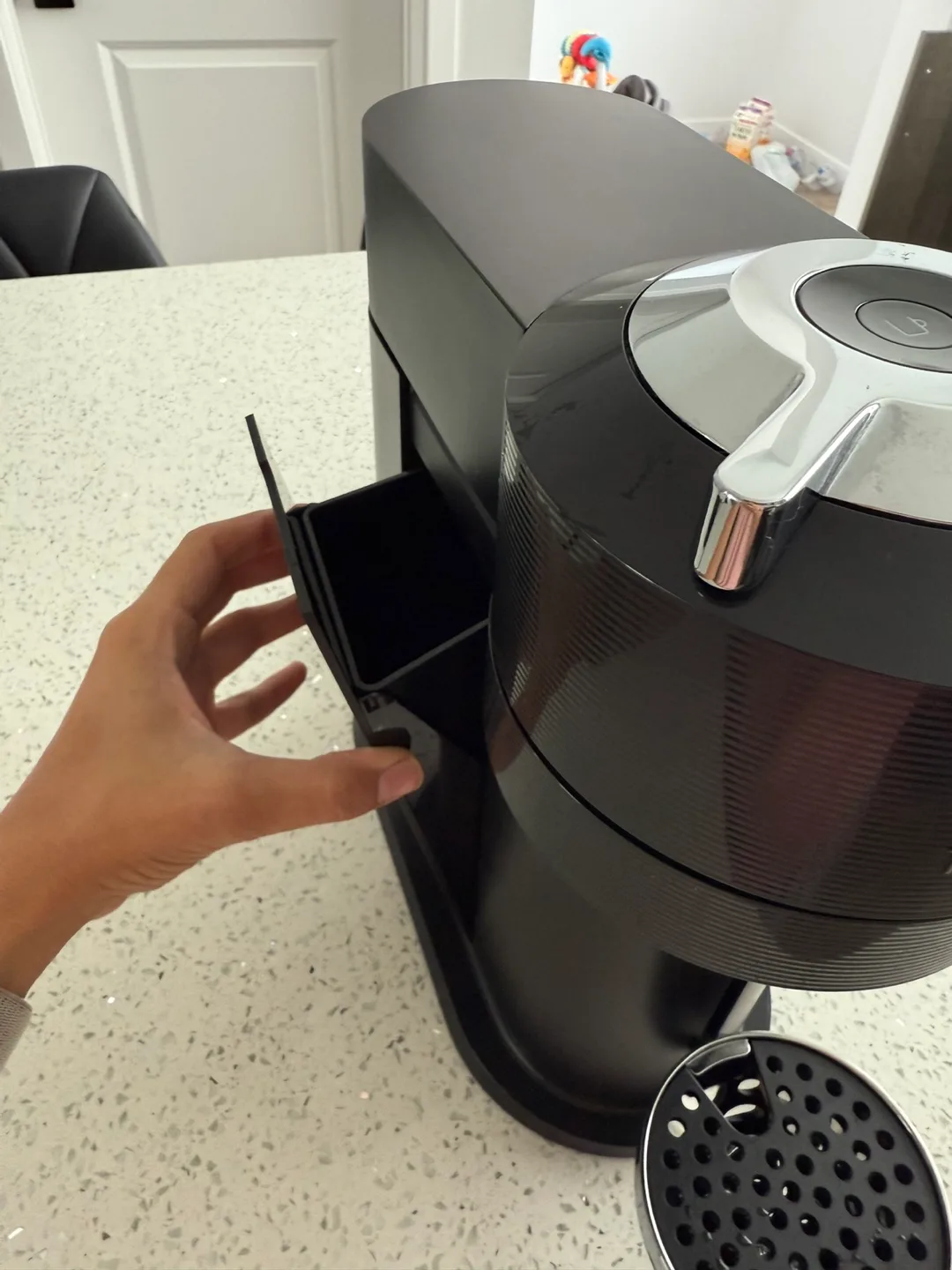 Nespresso Vertuo Next Coffee Maker & Aeroccino Milk Frother image indicator(3)