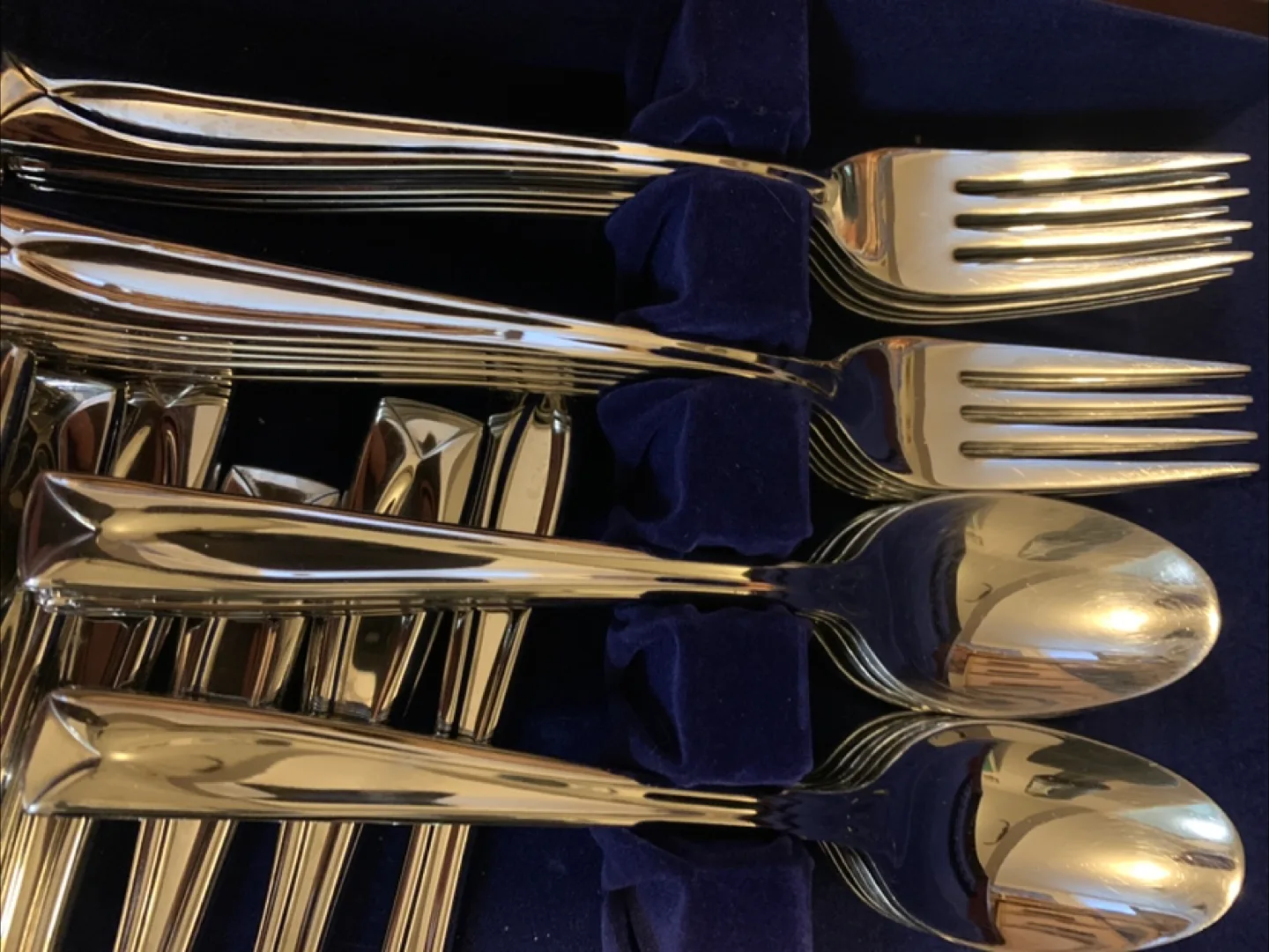 Silverware Set in Wooden Box image indicator(3)