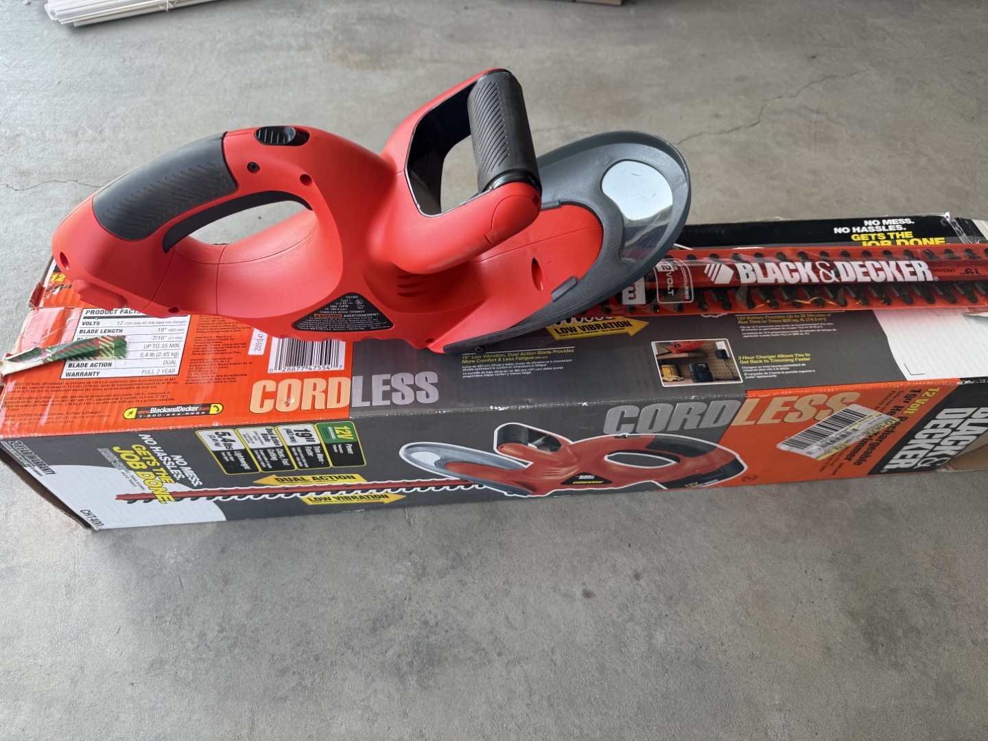 Black & Decker Cordless Hedge Trimmer 19” - photo 3